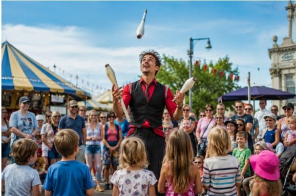 Live Performers Add Energy Throughout the Day